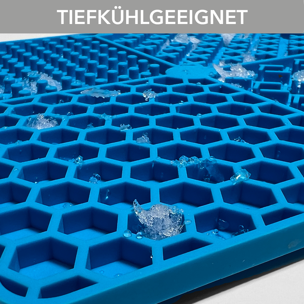Ein Foto welches mit eiskristallen in der blauen entoVITAL DOG Schleckmatte darstellt, wie beide Schleckmatten für den Gefrierschrank oder die Tiefkühltruhe tiefkühlgeeignet sind.