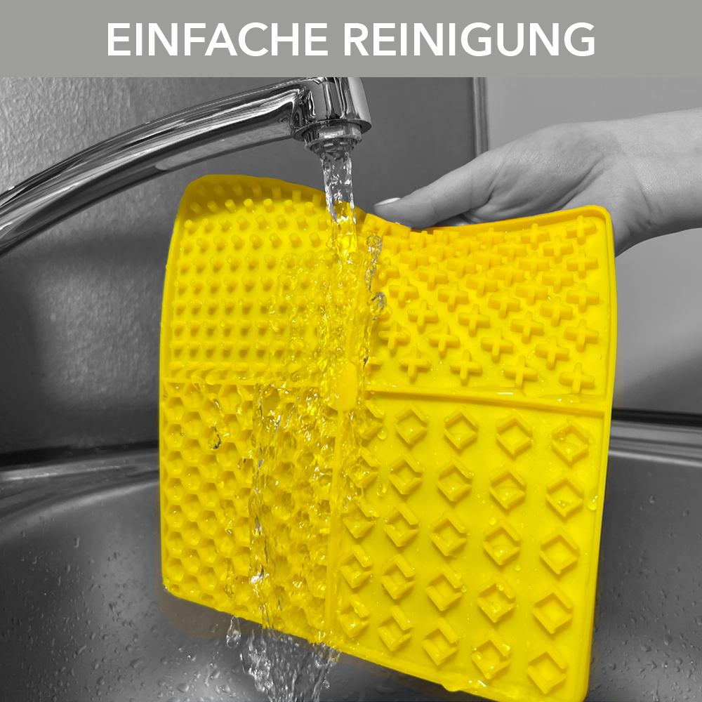 Ein Foto der entoVITAL DOG und CAT Schleckmatte, welches zeigt wie einfach unter fließendem Wasser des Wasserhahns oder in einer Spülmaschine die Schleckmatte gereinigt werden kann.