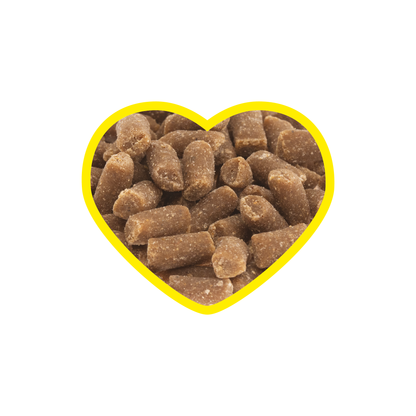 Foto der braunen, länglichen und abgerundeten Kibbles von entoVITAL® CAT Soft Snacks. Diese leckeren Snacks sind ideal für Katzen und bieten eine köstliche Belohnung für zwischendurch oder während des Trainings. Hergestellt aus hochwertigen Inhaltsstoffen, sind sie nicht nur schmackhaft, sondern auch nahrhaft.