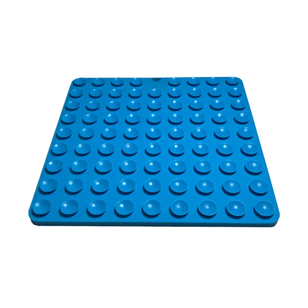 Foto der Rückseite der entoVITAL® DOG Schleckmatte in klassischem entoVITAL DOG Blau. Die Rückseite zeigt mehrere Saugnäpfe zur Befestigung an glatten Oberflächen. Diese Saugnäpfe ermöglichen eine vielseitige Verwendung der Matte, sowohl am Boden als auch an vertikalen Oberflächen wie Fenstern oder Fliesen. Die Matte ist aus robusten Materialien gefertigt und für eine einfache Reinigung spülmaschinenfest.