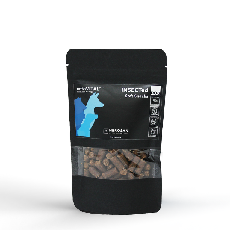 Foto der 100 g Packung entoVITAL® DOG Soft Snacks, die ideale Belohnung für Hunde während des Trainings oder als gesunder Snack für zu Hause. Diese getreidefreien Soft Snacks sind besonders für sensible Hunde geeignet und enthalten hochwertiges Insektenprotein aus der schwarzen Soldatenfliege (Hermetia illucens). Sie sind reich an essenziellen Aminosäuren sowie natürlichen Mineralstoffen und Vitaminen, und tragen zu einer nachhaltigen und gesunden Ergänzung im Alltag des Hundes bei.